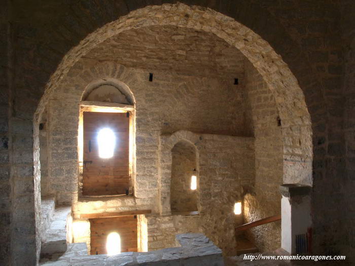 PRIMITIVA PUERTA DE ENTRADA AL INTERIOR, DESDE LA NAVE CENTRAL